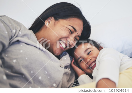 Laugh, mother and daughter in bed at home with love, care and happiness in morning. A young woman and girl child together in a bedroom for fun time, playing and security or relax in a family house 105924914