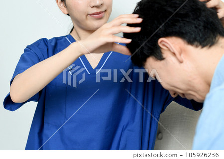 A doctor and a male patient who diagnose thinning hair treatment 105926236