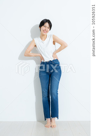 牛仔女 105926351