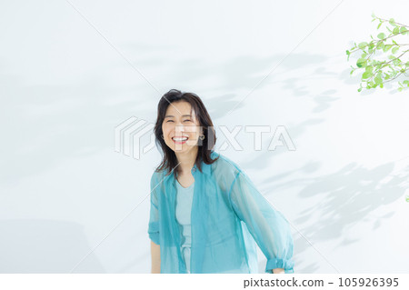 一名身穿淺藍色襯衫的中年婦女 一名身穿淺藍色襯衫的中年婦女 105926395