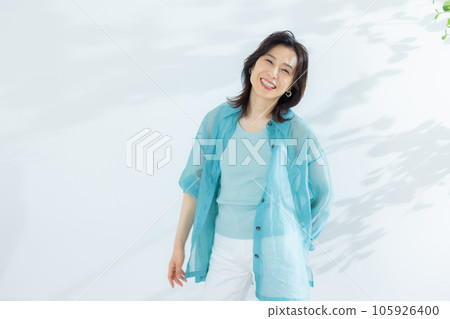 一名身穿淺藍色襯衫的中年婦女 一名身穿淺藍色襯衫的中年婦女 105926400