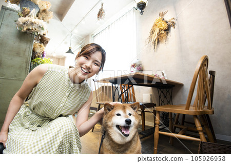 碼頭咖啡館年輕女子柴犬看著鏡頭 碼頭咖啡館年輕女子柴犬看著鏡頭 105926958