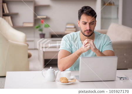 Young male freelancer working from home 105927170