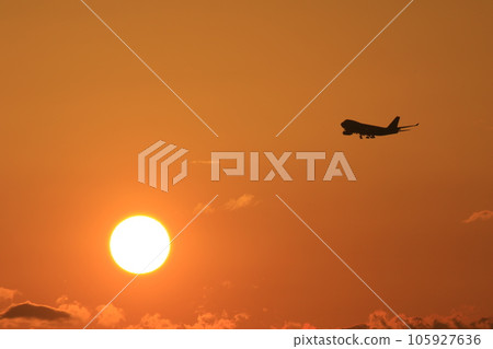 飛機在落日的天空中飛行 飛機在落日的天空中飛行 105927636
