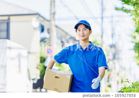 Young courier driver delivering parcel 105927858