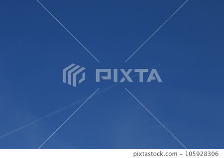延伸入藍天的飛機雲彩 延伸入藍天的飛機雲彩 105928306