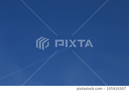延伸入藍天的飛機雲彩 延伸入藍天的飛機雲彩 105928307