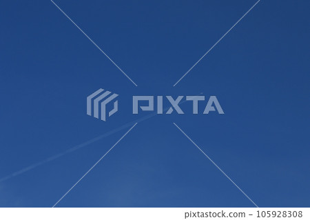 延伸入藍天的飛機雲彩 延伸入藍天的飛機雲彩 105928308