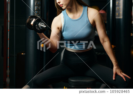 用啞鈴訓練手臂的婦女 105928465