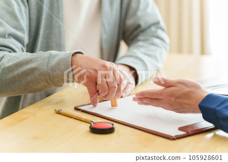 簽合同的老人 105928601