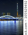 東京晴空塔和隅田川駒形橋的夜景 垂直素材 105929492