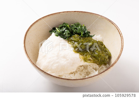 Sticky Rice Bowl (Tororo Mekabu Moroheiya) 105929578