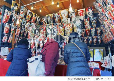 羽子板市場是一年一度的年底活動。淺草寺內熱鬧非凡,買賣雙方熱鬧非凡。 羽子板市場是一年一度的年底活動。淺草寺內熱鬧非凡,買賣雙方熱鬧非凡。 105930052