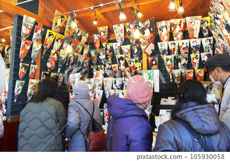 年末活動羽子板市場是自江戶時代以來一直延續的冬季傳統。人們一邊玩樂一邊選擇羽子板 年末活動羽子板市場是自江戶時代以來一直延續的冬季傳統。人們一邊玩樂一邊選擇羽子板 105930058