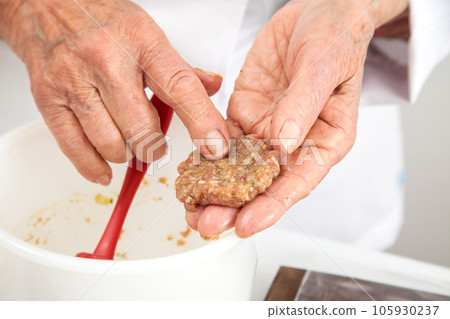 Step by step preparation of mini burgers. Homemade mini burgers for children or appetizers. Small hamburgers. Step by step preparation of mini burgers. Homemade mini burgers for children or appetizers. Small hamburgers. 105930237