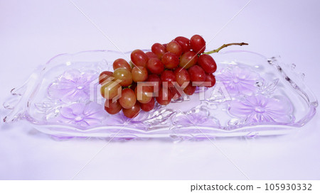 玻璃盤上的葡萄看起來很美味 Nouvelle Rose 105930332