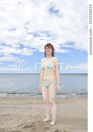 Shoot a portrait of a woman in a bikini on the coast of Esashi, Hokkaido in midsummer 105930814