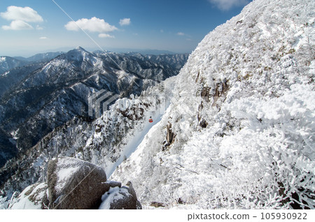 [Large winter panorama seen from Fujimiiwa Observatory] Mt. Gozaisho, Komono Town, Mie Prefecture 105930922