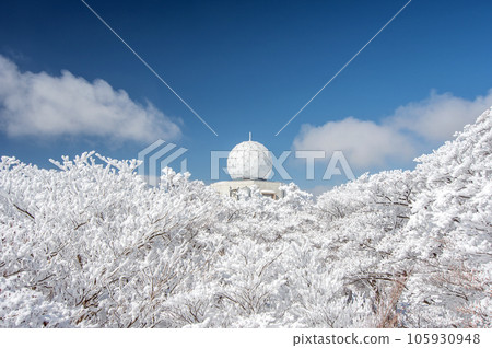 Gozaisho-dake Sanjo Park in winter [frost covered trees and rainfall radar] 105930948