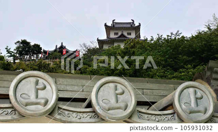 Innoshima Suigun Castle and Murakami Suigun family crest roof tiles 105931032