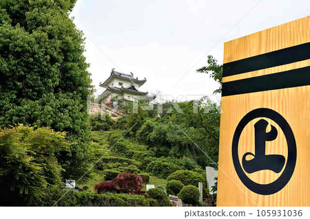 Murakami Suigun family crest arrow shield and Innoshima Suigun Castle 105931036