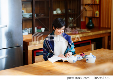 A woman in her 40s reading A woman in her 40s reading 105931680