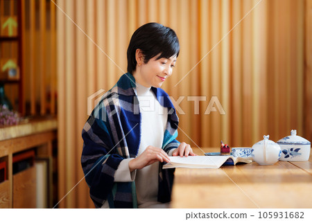 A woman in her 40s reading A woman in her 40s reading 105931682