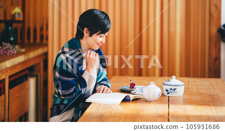 A woman in her 40s reading 105931686