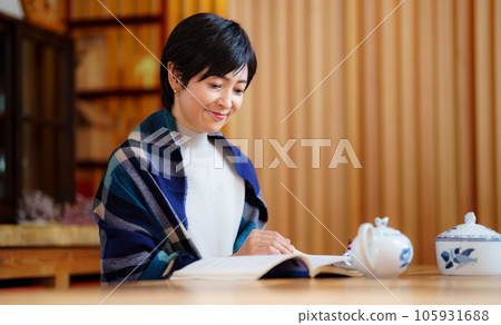 A woman in her 40s reading 105931688