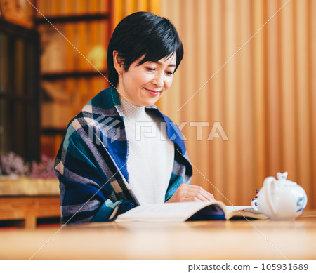 A woman in her 40s reading 105931689