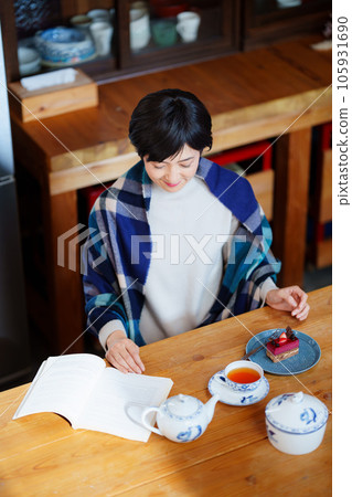 A woman in her 40s reading 105931690