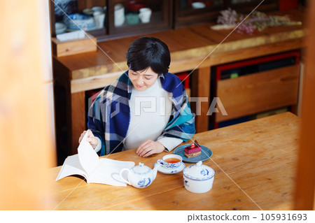 A woman in her 40s reading 105931693