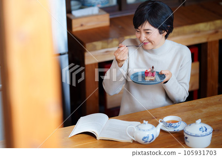Women in their 40s enjoying tea time Women in their 40s enjoying tea time 105931703