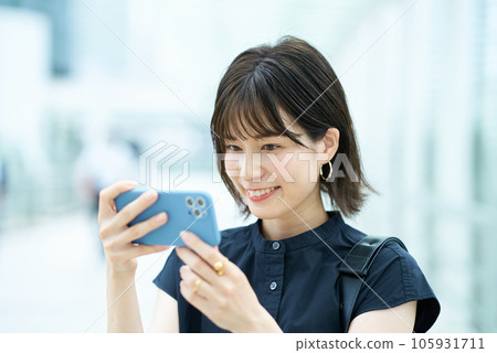 看著智能手機屏幕的年輕女子 105931711