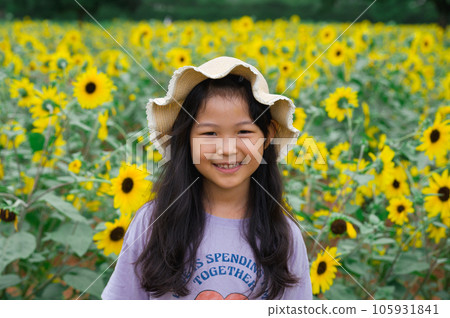 向日葵田裡的女孩 105931841