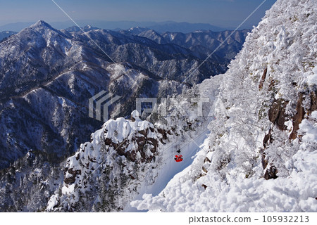 [冬季大全景]禦在所山、霜凍樹木、鈴鹿山脈 105932213