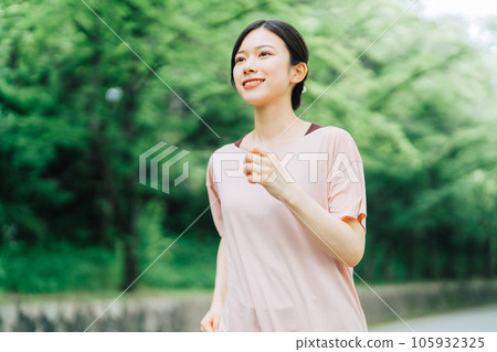 A woman who jogs 105932325
