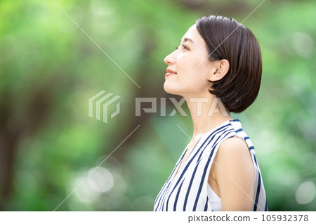 微笑的女性肖像輪廓 105932378