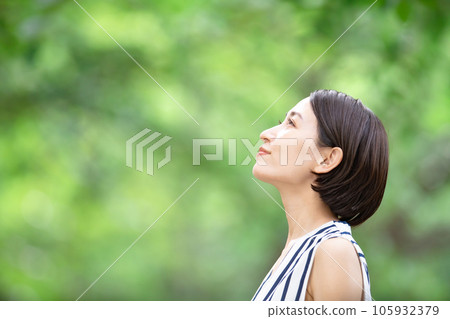 Smiling female portrait profile 105932379