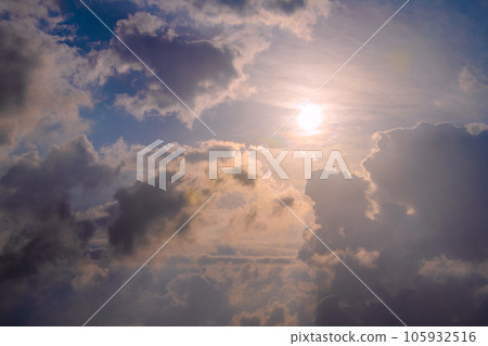 戰爭結束週年紀念日，日本天空中的橫濱城市景觀。第78次……戰爭的悲劇，我們不會重演……新冠“戰爭”……=8月15日 105932516
