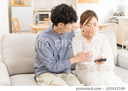年輕夫婦看電視/電影時哭泣 年輕夫婦看電視/電影時哭泣 105932599