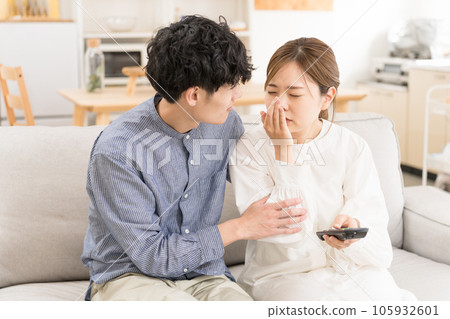 年輕夫婦看電視/電影時哭泣 年輕夫婦看電視/電影時哭泣 105932601