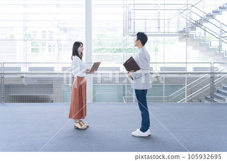 在辦公室工作的商人男人和女人 在辦公室工作的商人男人和女人 105932695