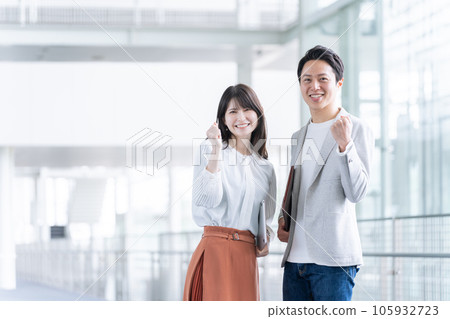 Businessman men and women who pose in the office Businessman men and women who pose in the office 105932723