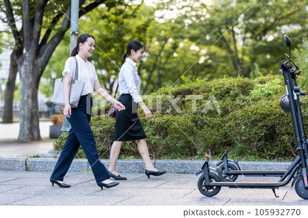 一位年輕女性社會成員在辦公區使用電動滑板行走的圖片 | 電動滑板圖片 105932770