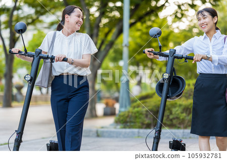 一位年輕女性社會成員在辦公區使用電動滑板行走的圖片 | 電動滑板圖片 105932781