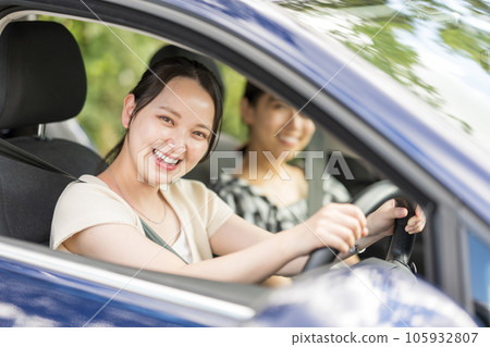 清涼夏日兩個女人開車去旅行的形象 | 駕車形象 105932807