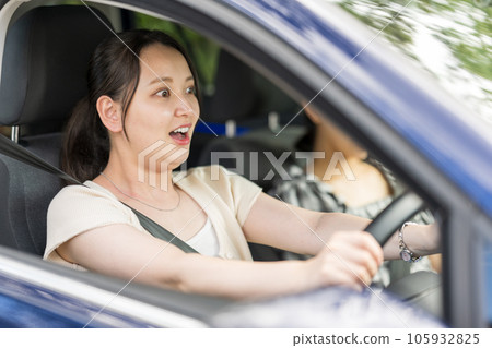 年輕女司機開車時表情驚訝的圖片 | 駕駛圖片 | 交通事故圖片 105932825