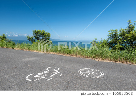 夏天的琵琶湖風景 東近江市 從湖邊自行車道眺望滋賀縣東近江市 夏天的琵琶湖風景 東近江市 從湖邊自行車道眺望滋賀縣東近江市 105933508