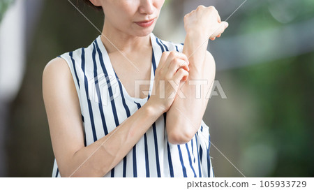 Insect bite itching woman 105933729